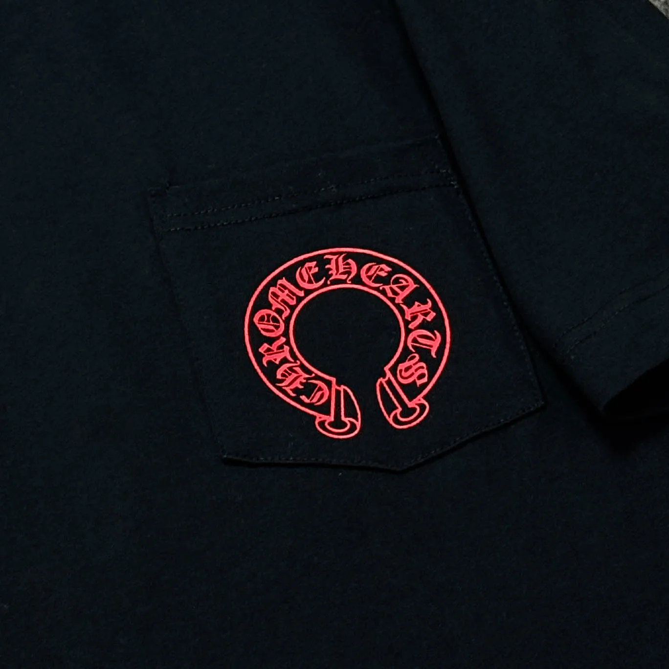 P170 Chrome Hearts 25 high-end versions. The fabric is made of 300 grams of high-density pure cotton. It does not deform or shrink. It has three labels. It is the same style for men and women. Technology: suede foaming + digital printing. Color: white, black. SIZE: S-XL.